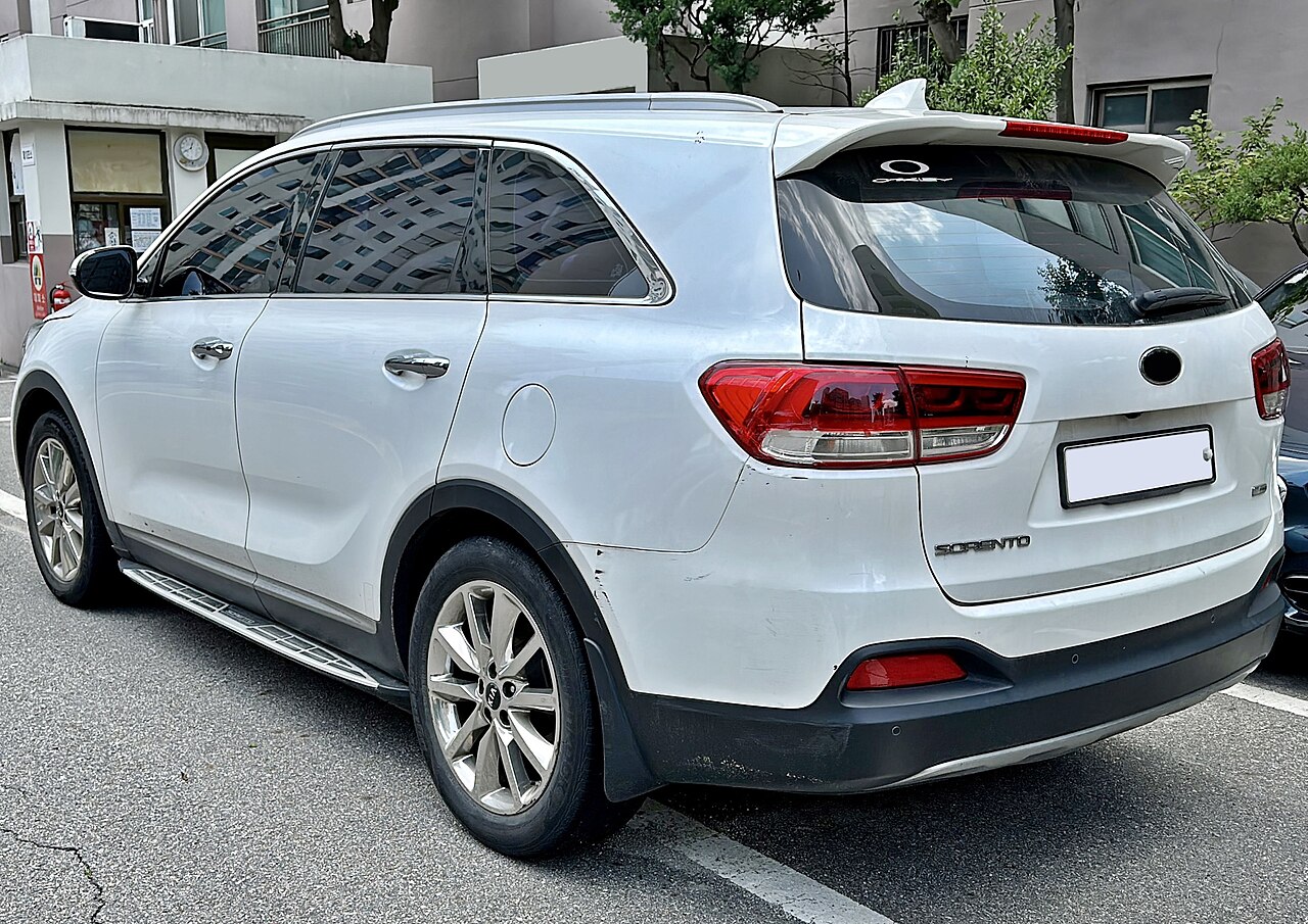 Kia Sorento UM beyaz gövde arkadan üç çeyrek görünüm