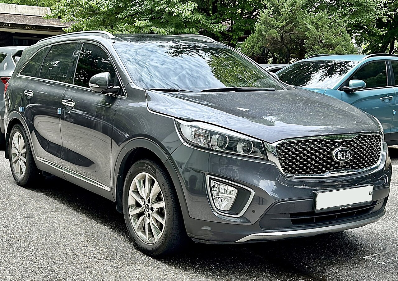 Kia Sorento UM gri önden üç çeyrek görünüm