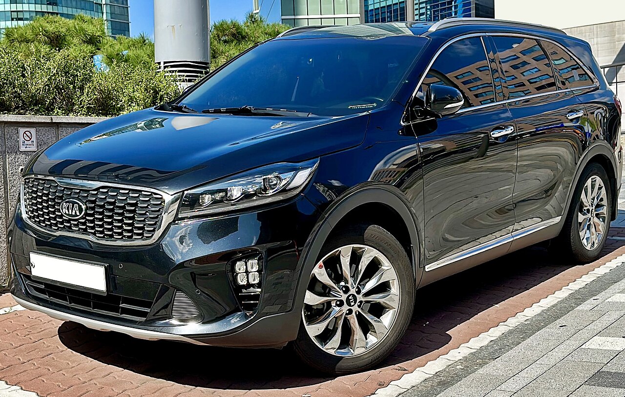 Makyajlı Kia Sorento UM siyah önden üç çeyrek görünüm
