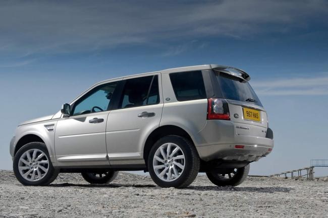 Kayalık zeminde Land Rover Freelander 2