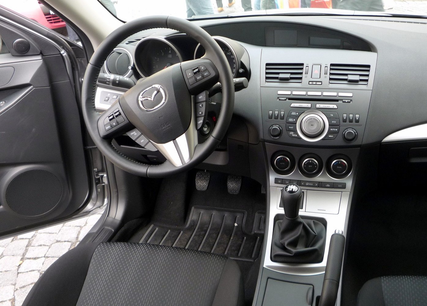 Mazda 3 BL iç mekânı ve manuel şanzımanı