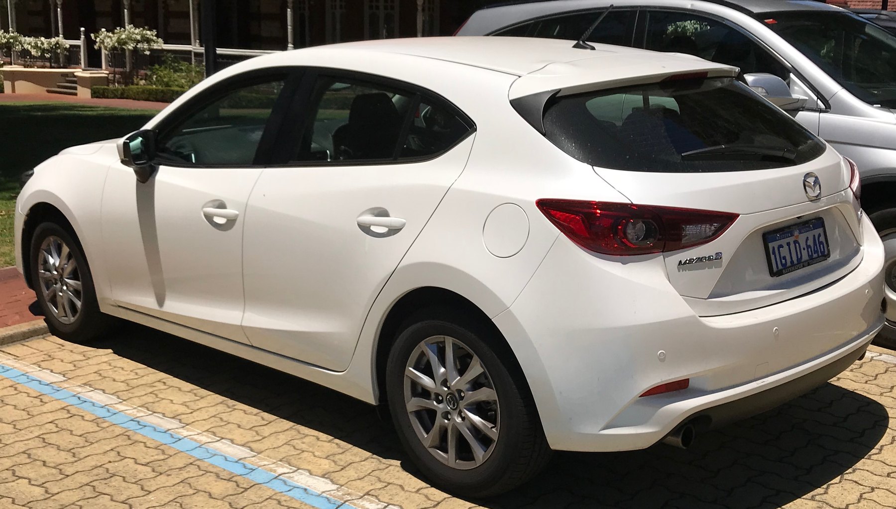 Makyajlı Mazda 3 BN hatchback arka görünüm