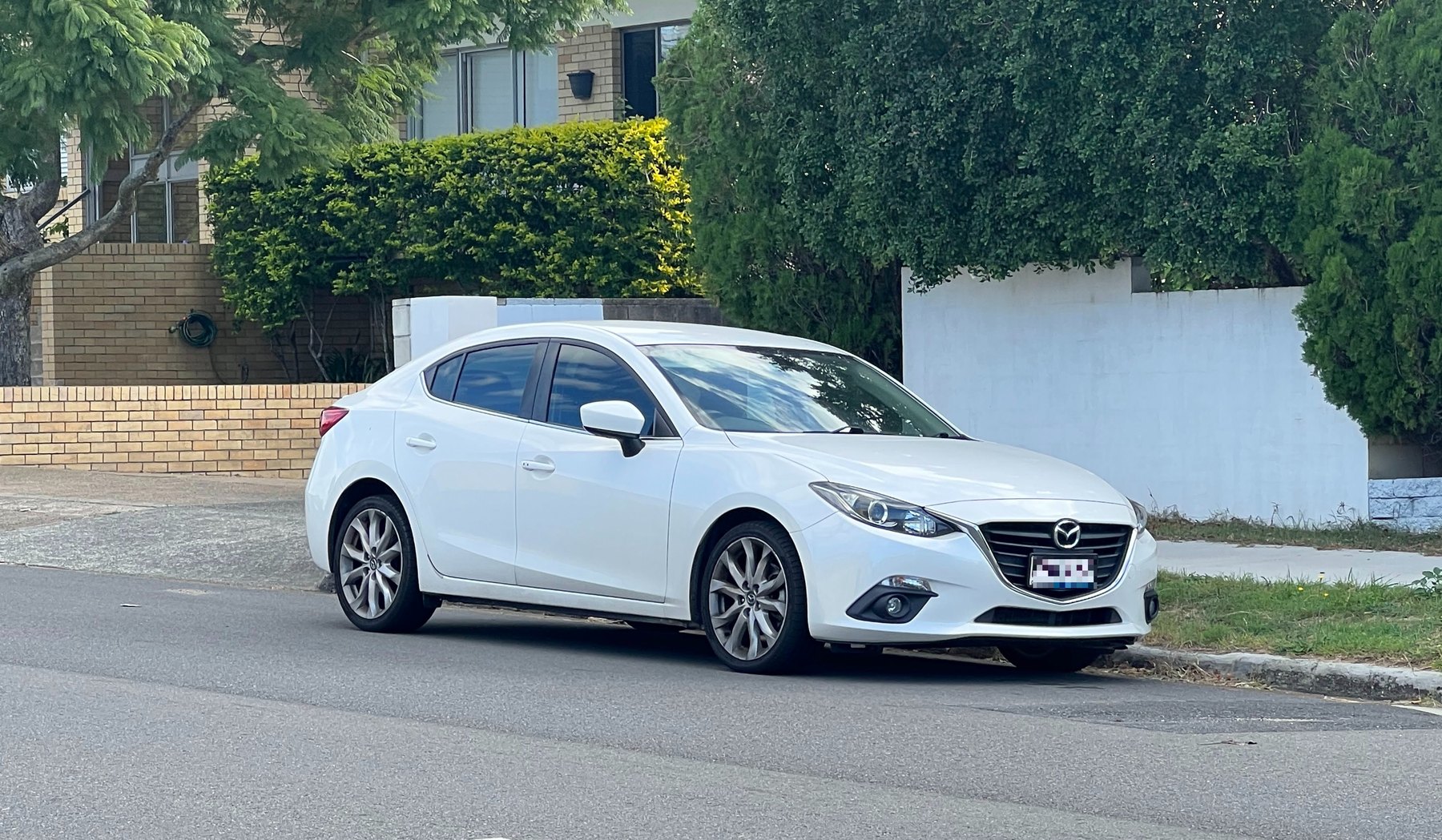 Mazda 3 BM sedan yan ve ön görünüm
