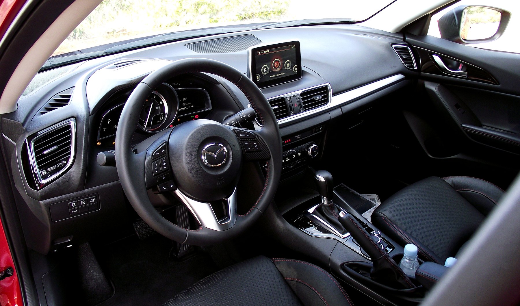 Mazda 3 BM iç mekân ve sürücü kokpiti