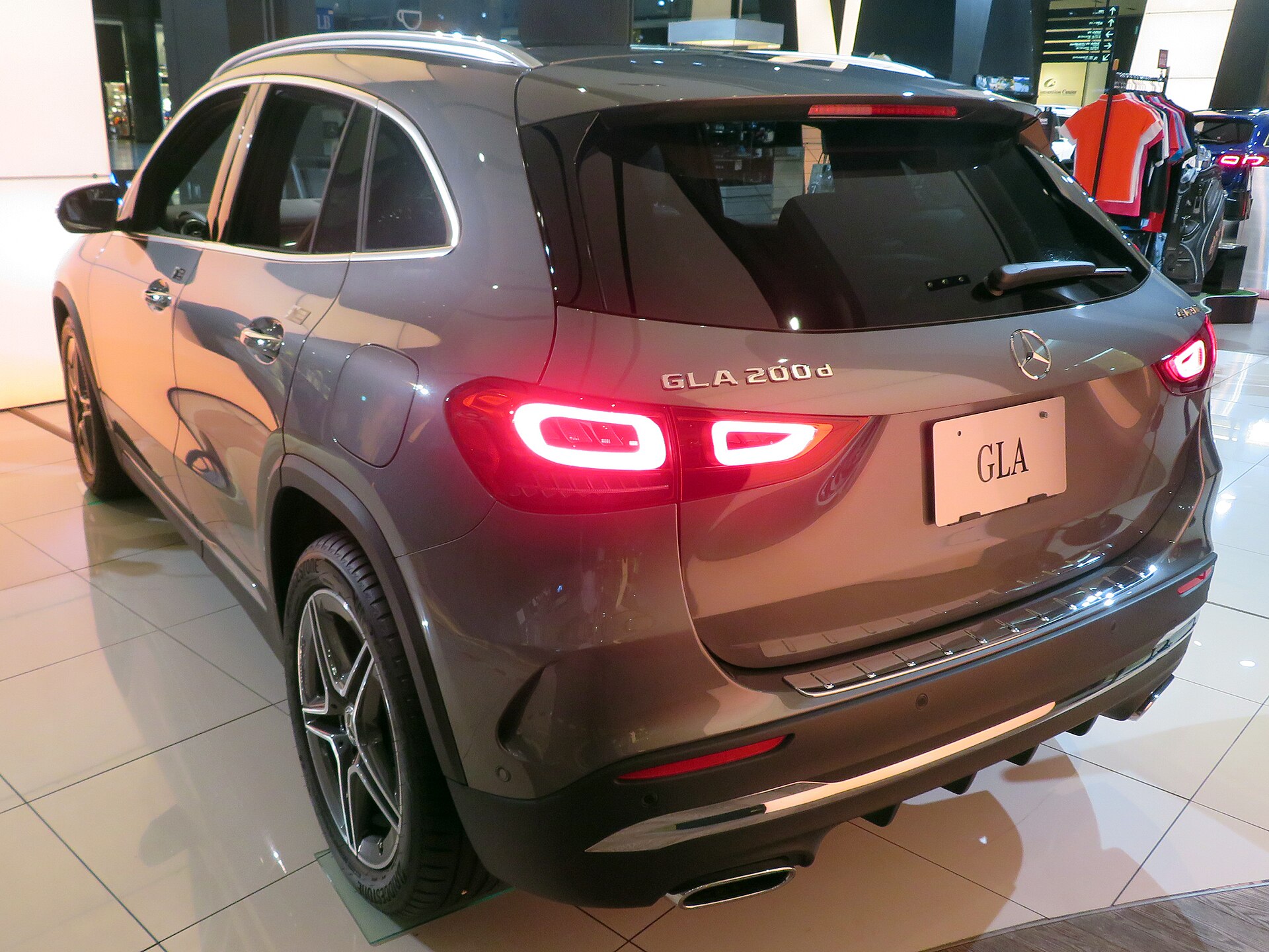 Mercedes GLA H247 arka görünüm GLA 200 d 4MATIC