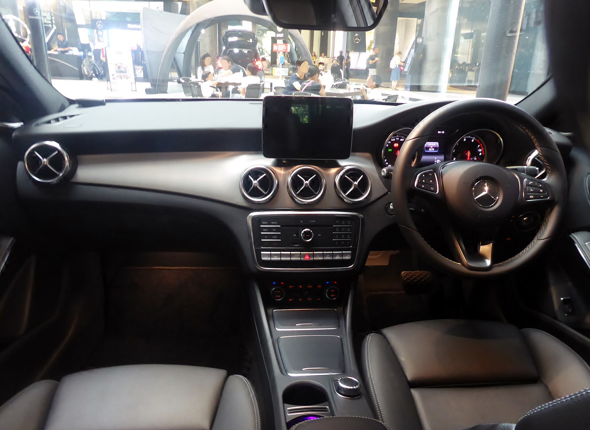 Mercedes GLA X156 iç mekânı ve 7G-DCT kumandaları