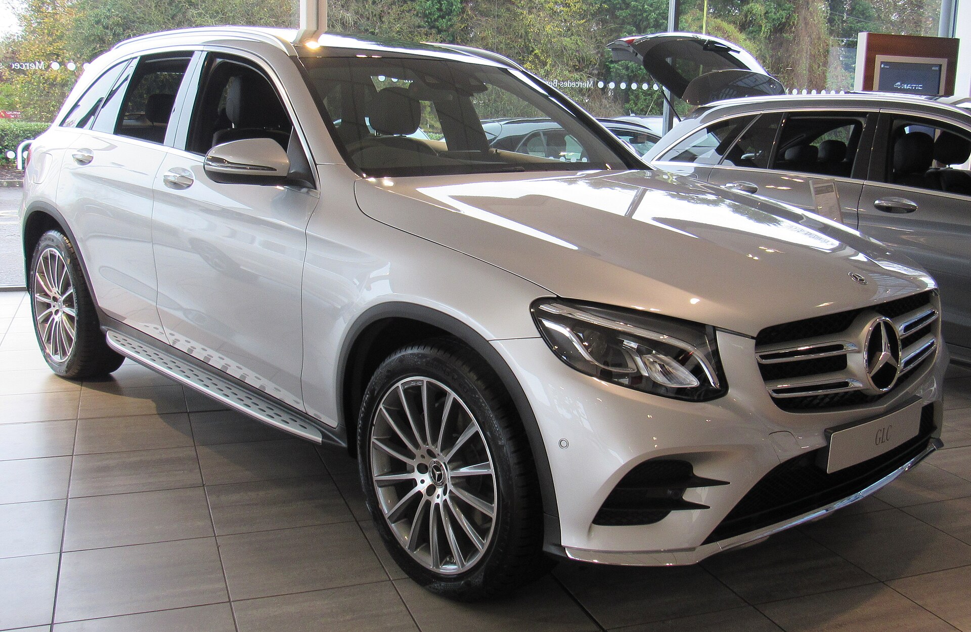 Mercedes GLC X253 220d AMG Line önden görünüm