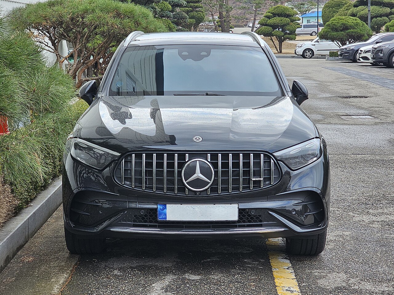 Obsidian siyah Mercedes-Benz GLC X254 AMG Line önden