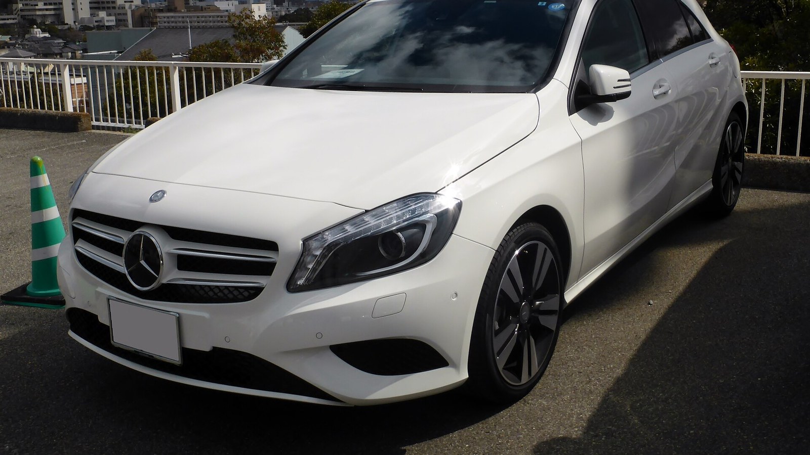 Beyaz Mercedes-Benz A180 W176 önden görünüm