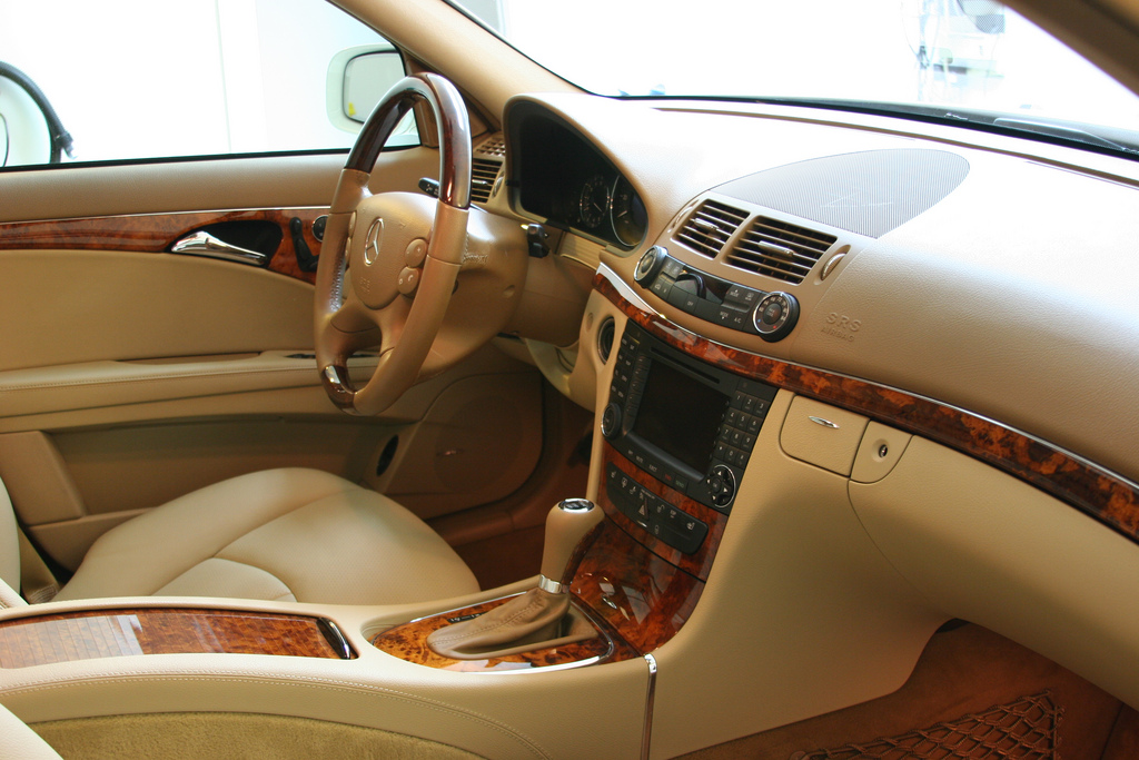 Makyajlı Mercedes-Benz W211 iç mekânı