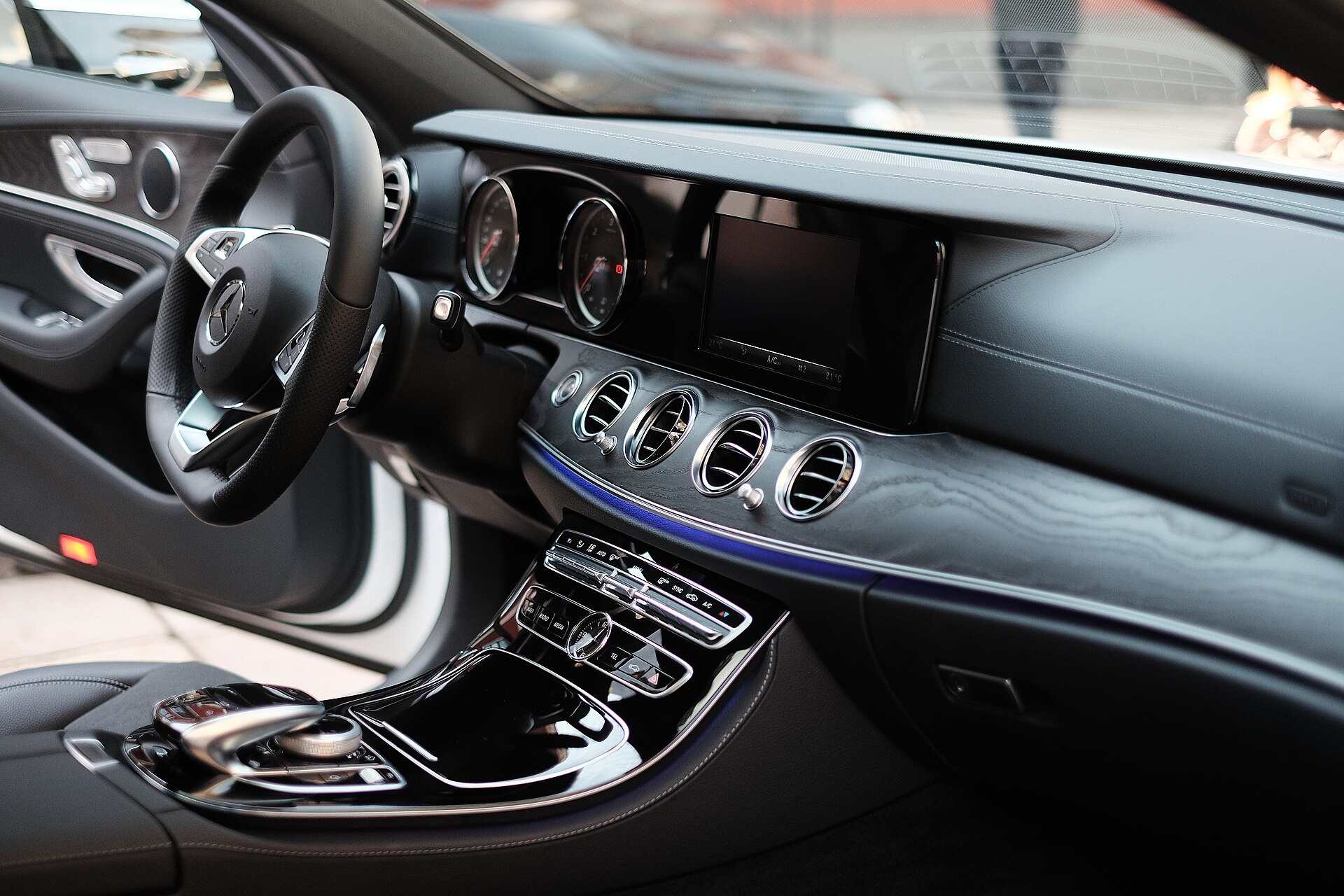 Mercedes W213 geniş ekranlı iç mekân ve kokpit