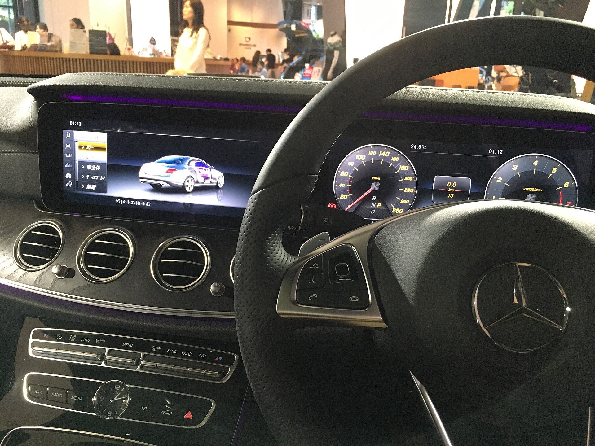 Mercedes W213 dijital gösterge ve orta ekranı