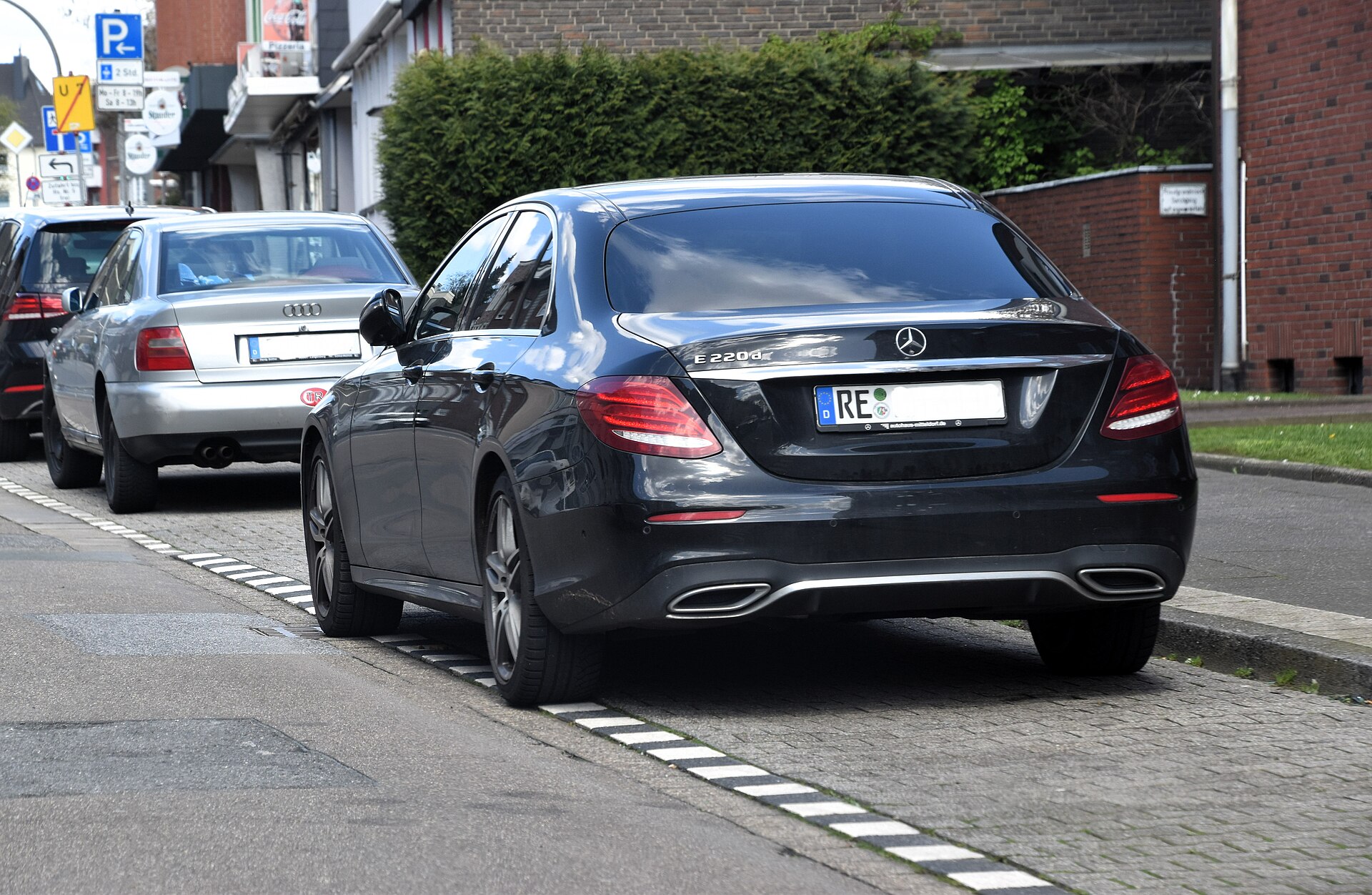 Mercedes E220d W213 arka üç çeyrek görünüm