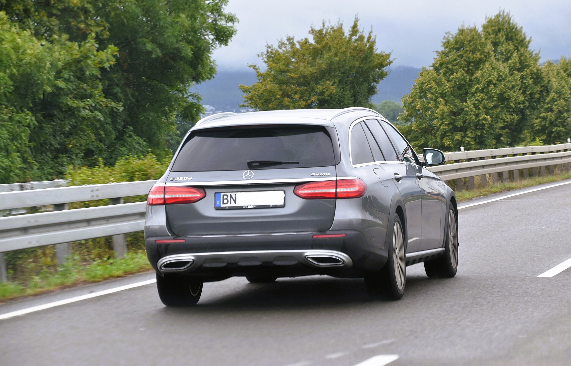 Mercedes E220d 4MATIC All-Terrain S213 arka görünümü