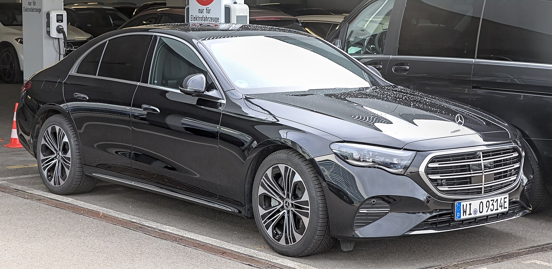 Mercedes-Benz E 400 e 4MATIC W214 yan görünüm