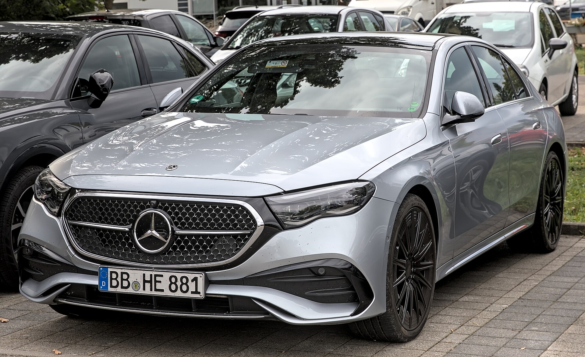 Mercedes-Benz W214 E-Serisi arka üç çeyrek görünüm