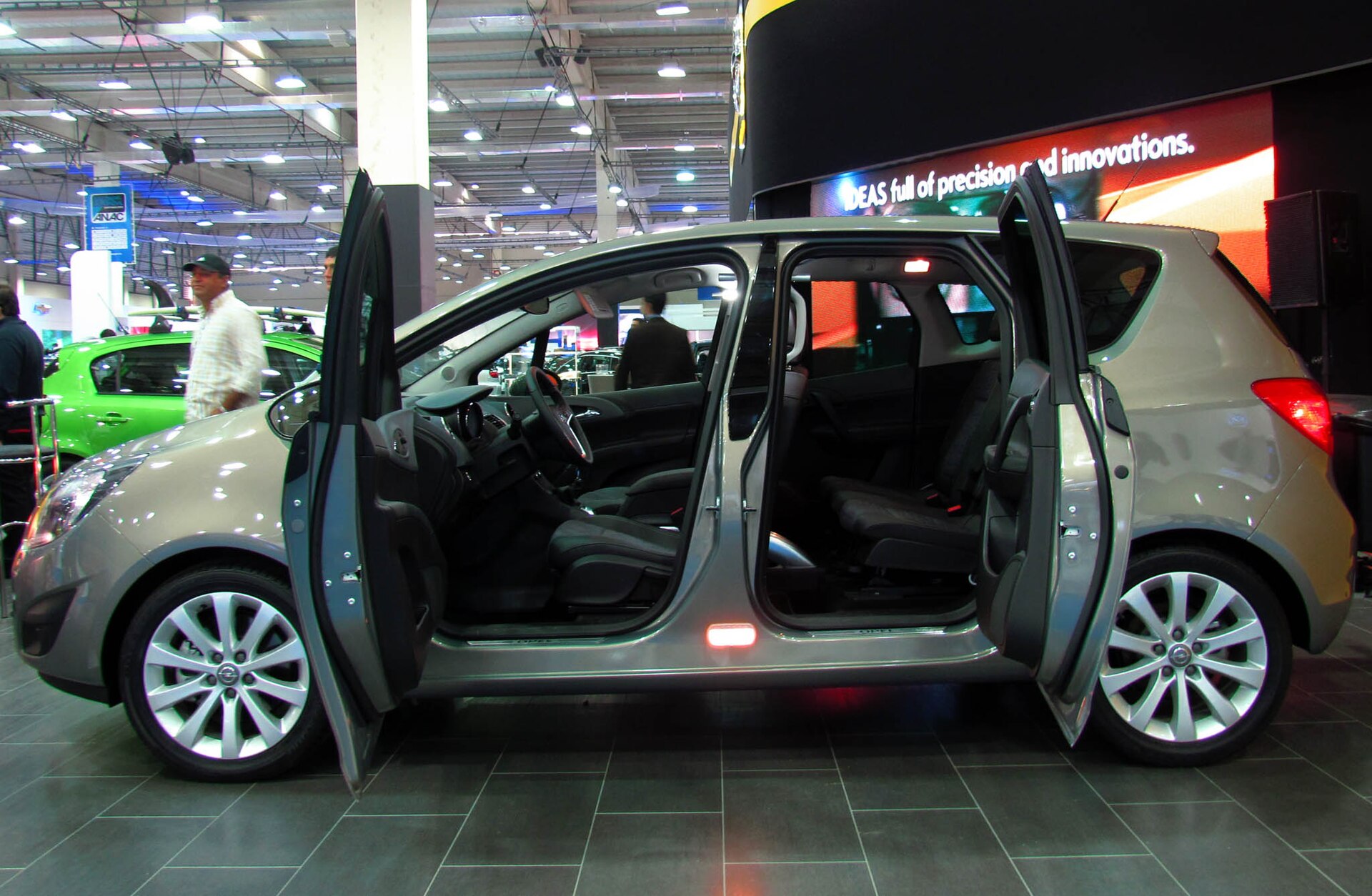 FlexDoors sistemiyle iki yan kapısı açık Opel Meriva B