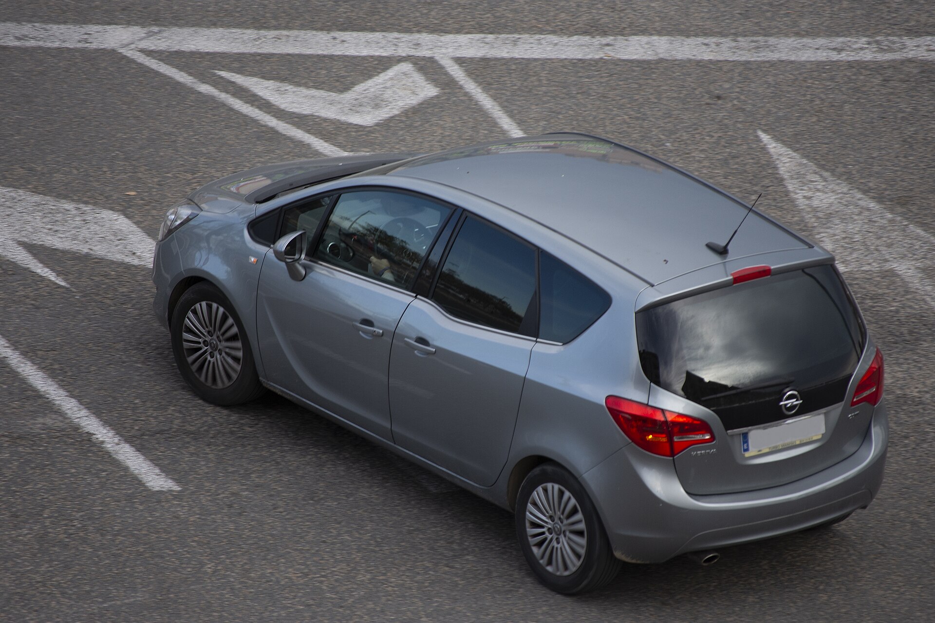 Opel Meriva B şehir içinde yandan görünüm