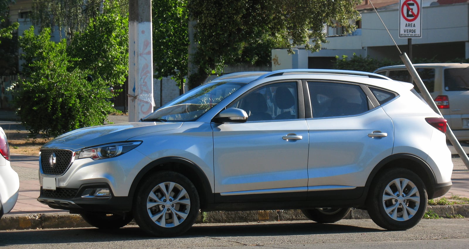 İlk nesil MG ZS benzinli kompakt SUV önden üç çeyrek görünüş