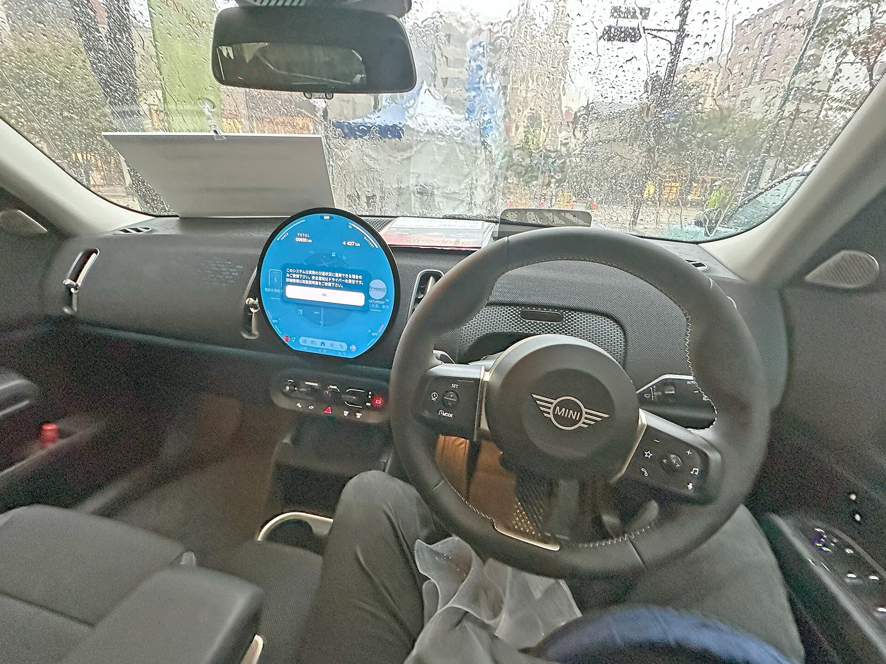 MINI Countryman E U25 iç mekânı ve yuvarlak OLED ekran