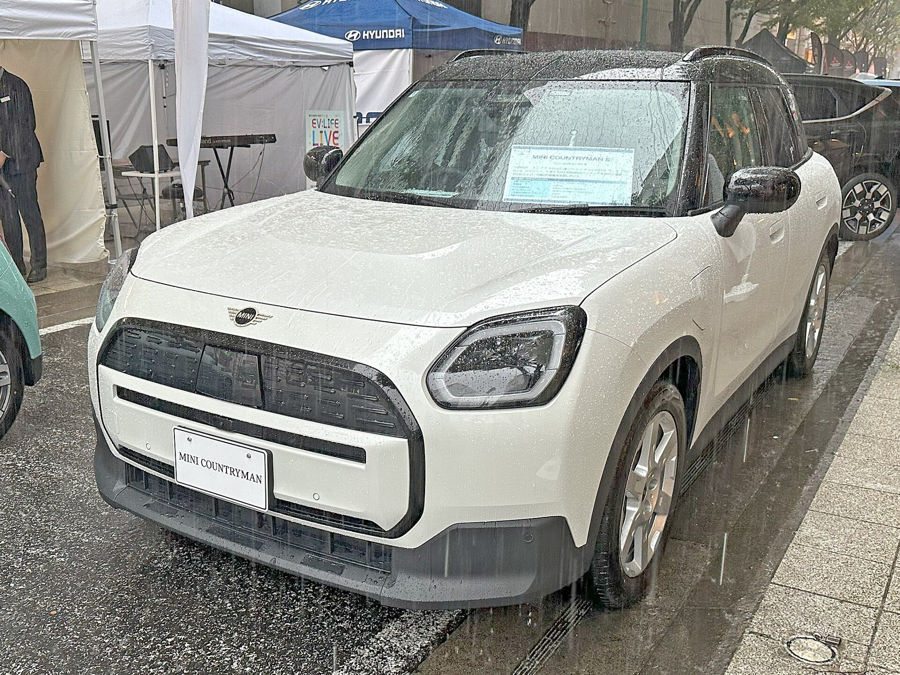 Beyaz MINI Countryman E U25 önden üç çeyrek görünüm