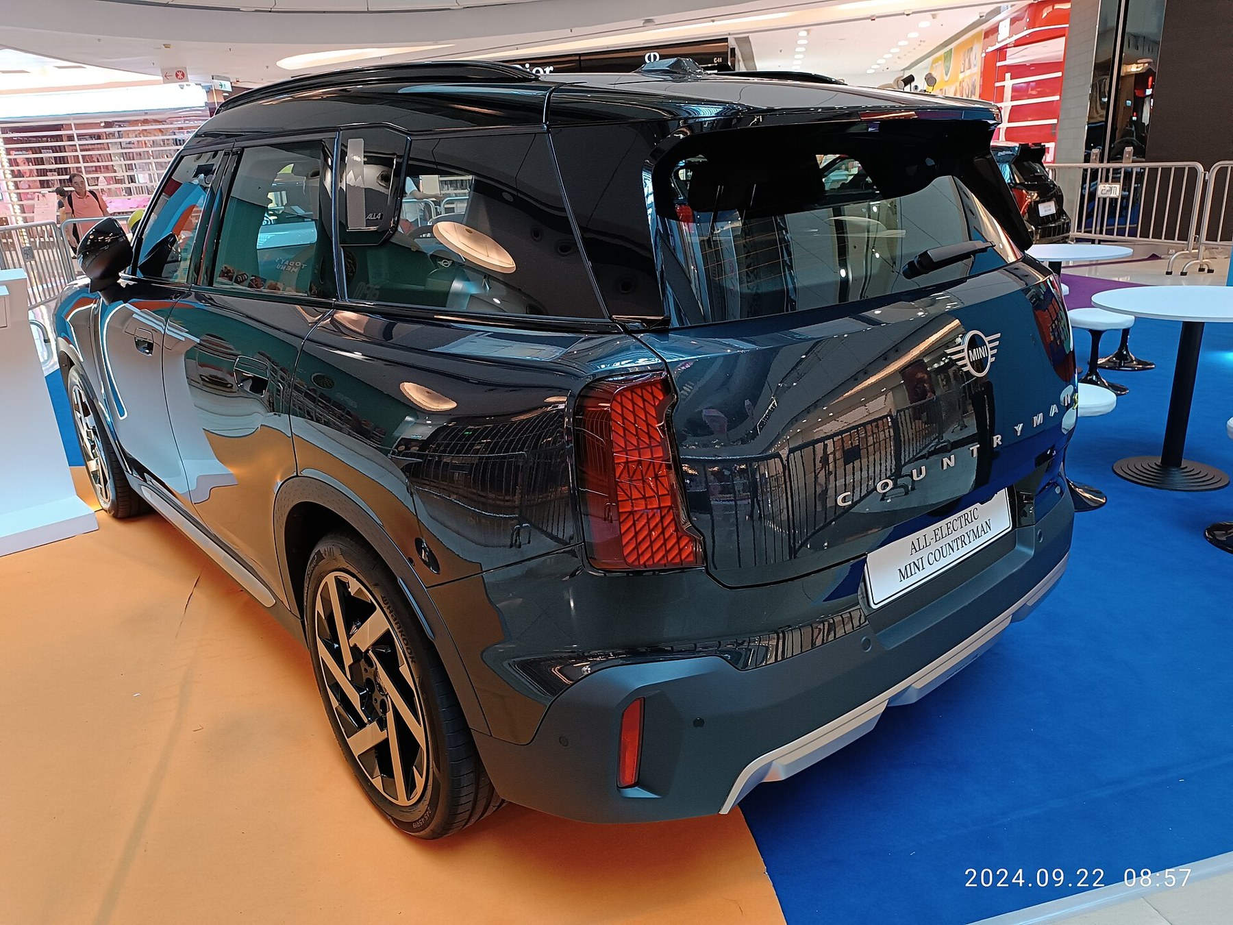 Mavi MINI Countryman E U25 sergi alanında arkadan görünüm