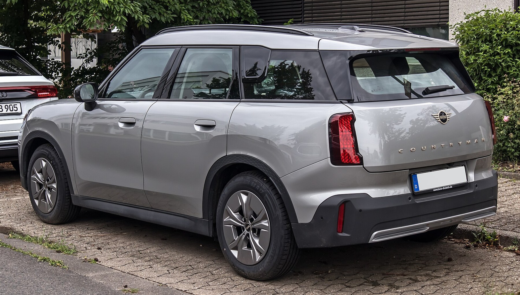 Gri MINI Countryman E Essential U25 arkadan görünüm