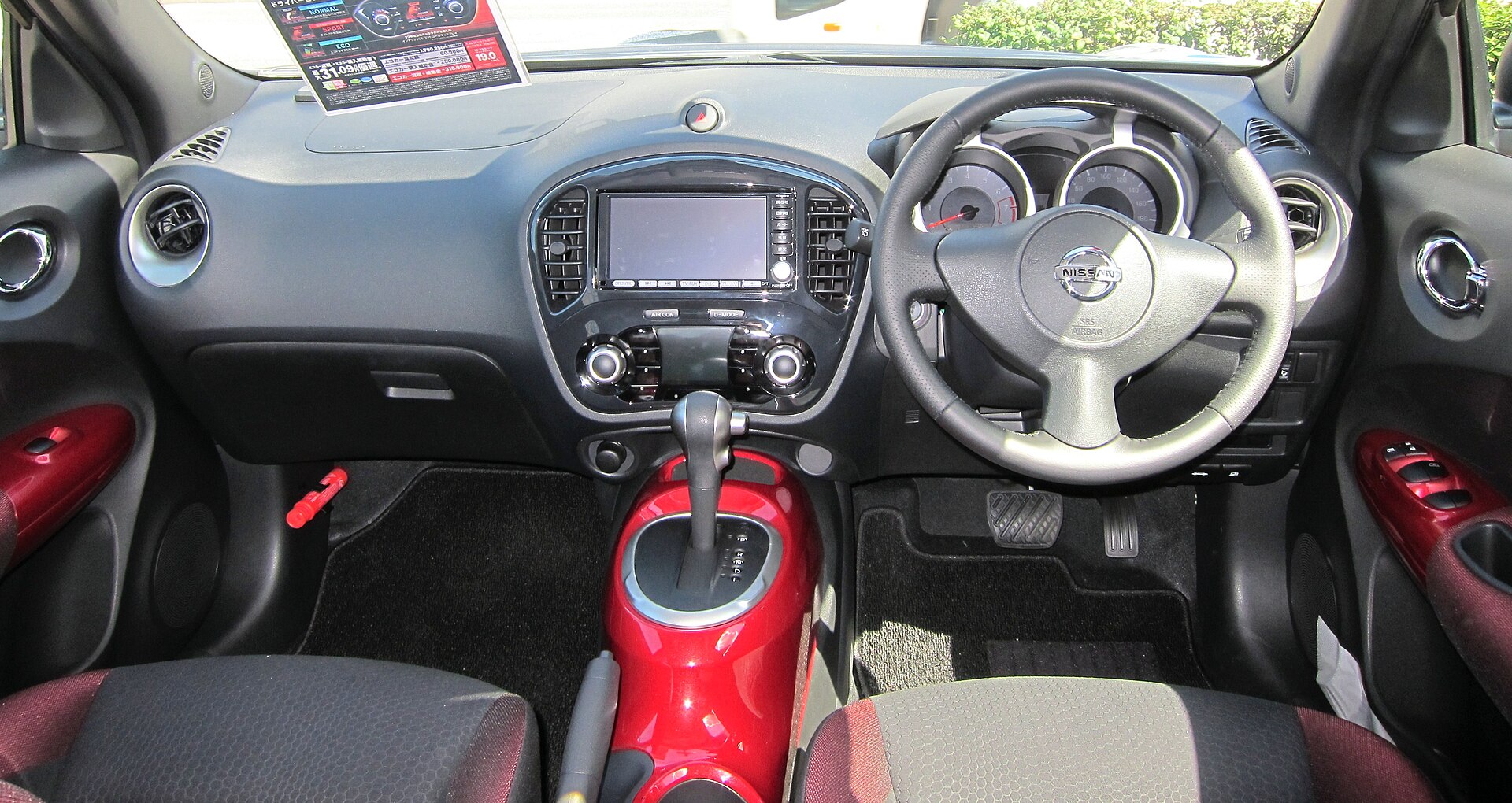 Nissan Juke F15 iç mekân ve X-Tronic vites seçici