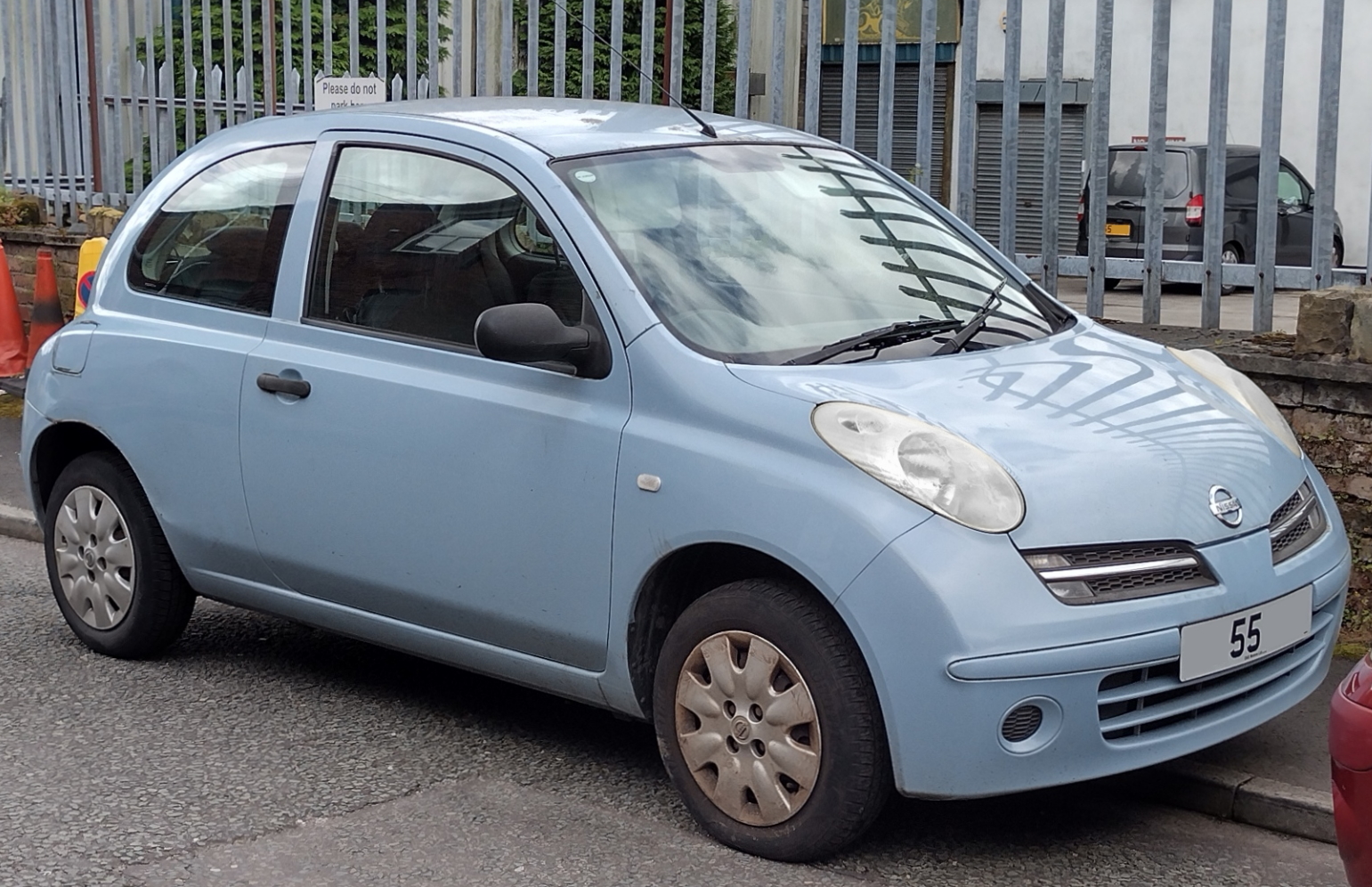 2005 Nissan Micra K12 üç kapılı yan ve ön görünüm