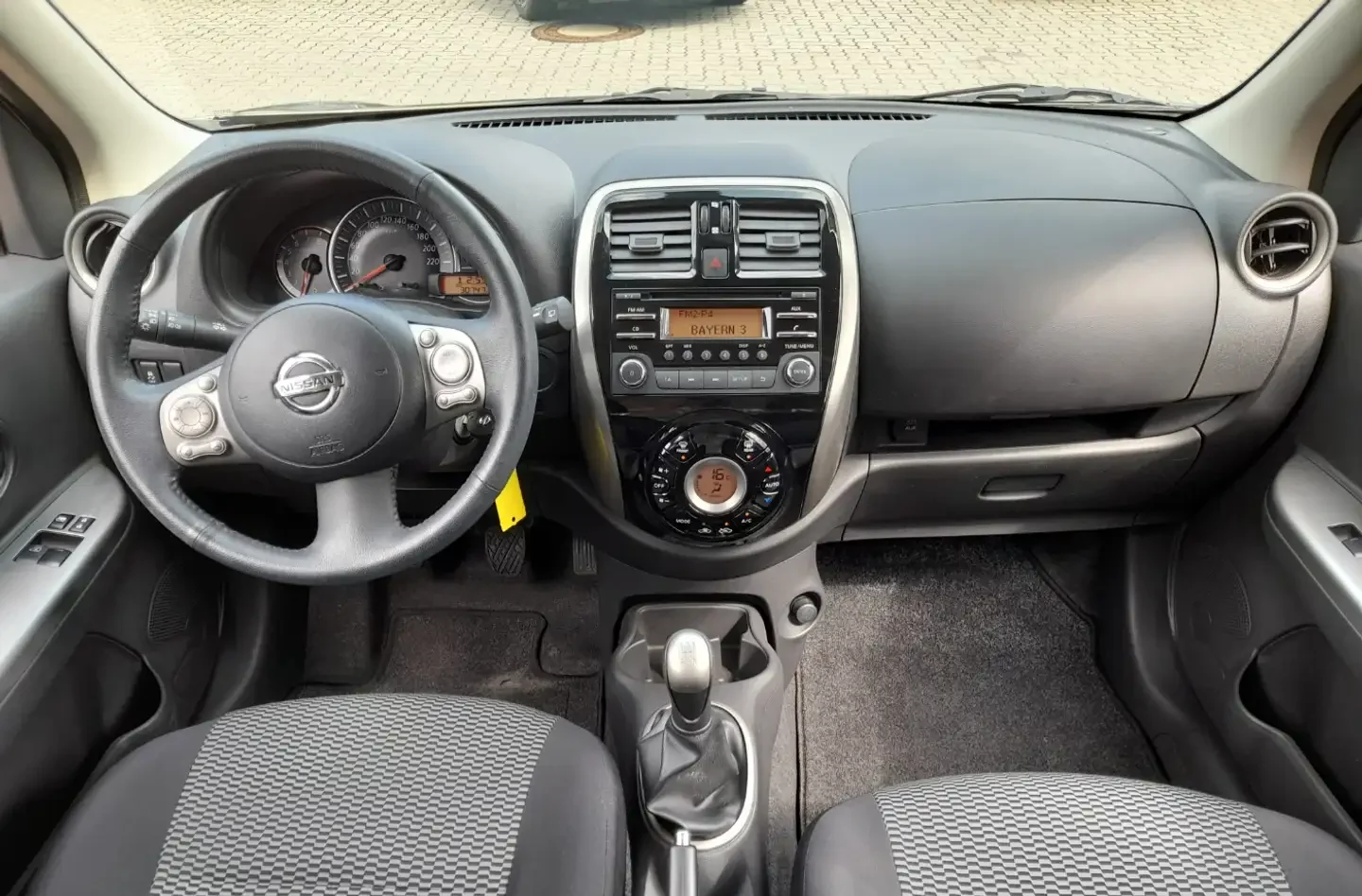 Nissan Micra K13 iç mekân ve CVT seçici