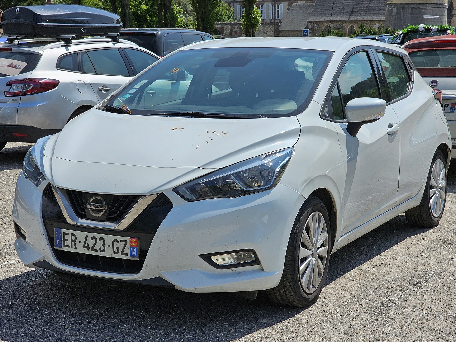 Nissan Micra K14 beyaz gövde yan görünüm