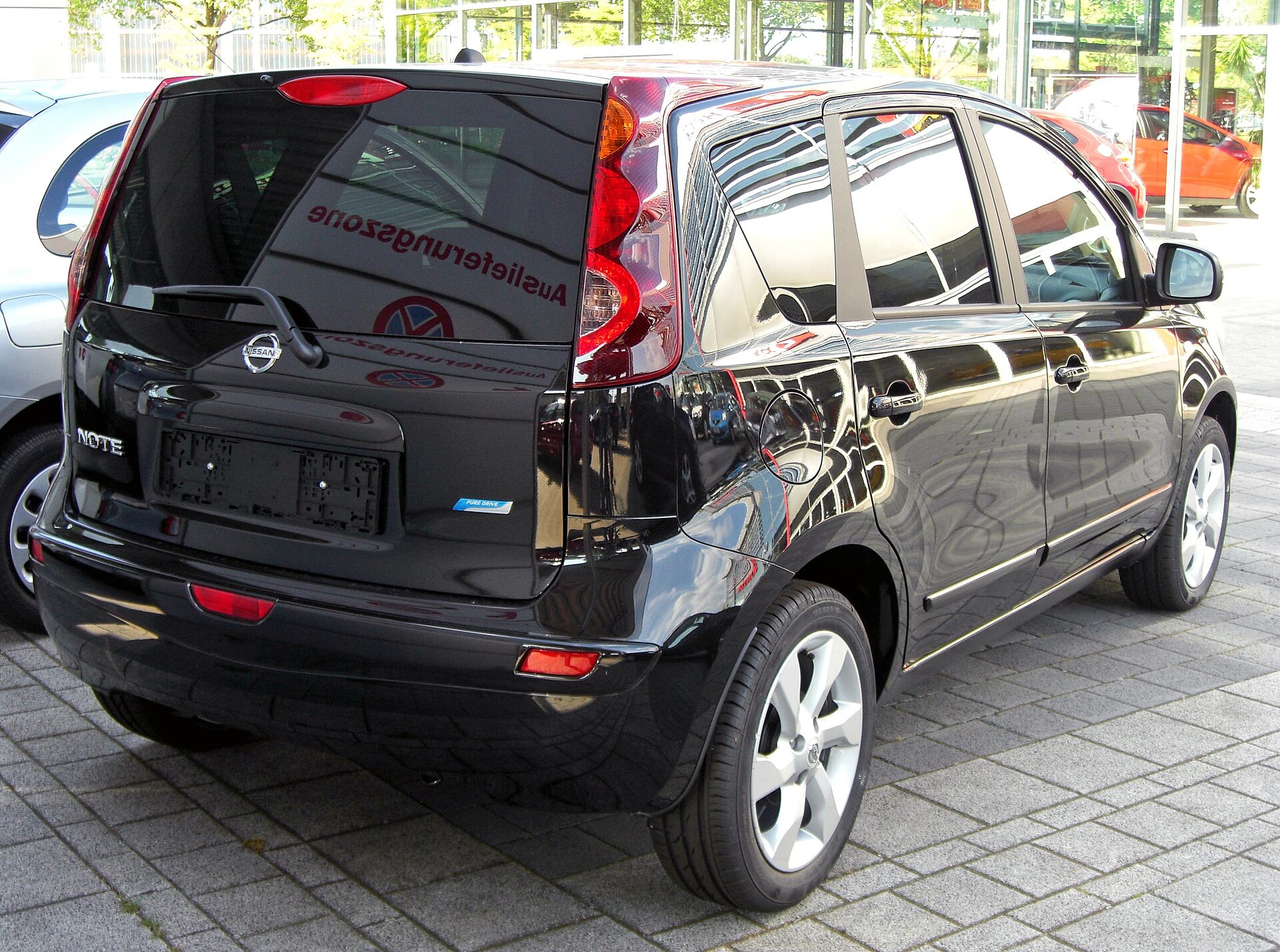 Makyajlı Nissan Note E11 arkadan görünüm