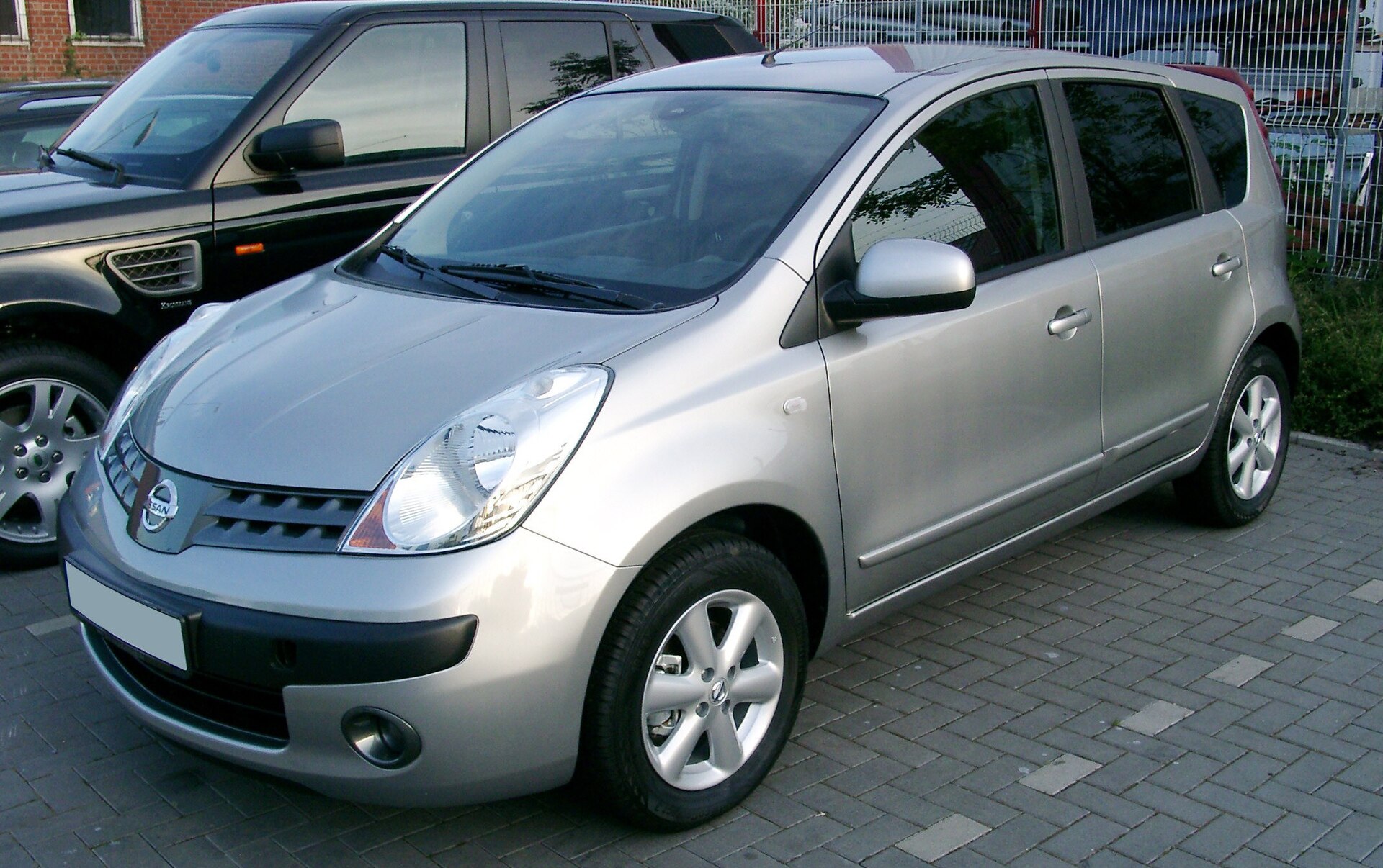 Makyaj öncesi Nissan Note E11 ön tasarım
