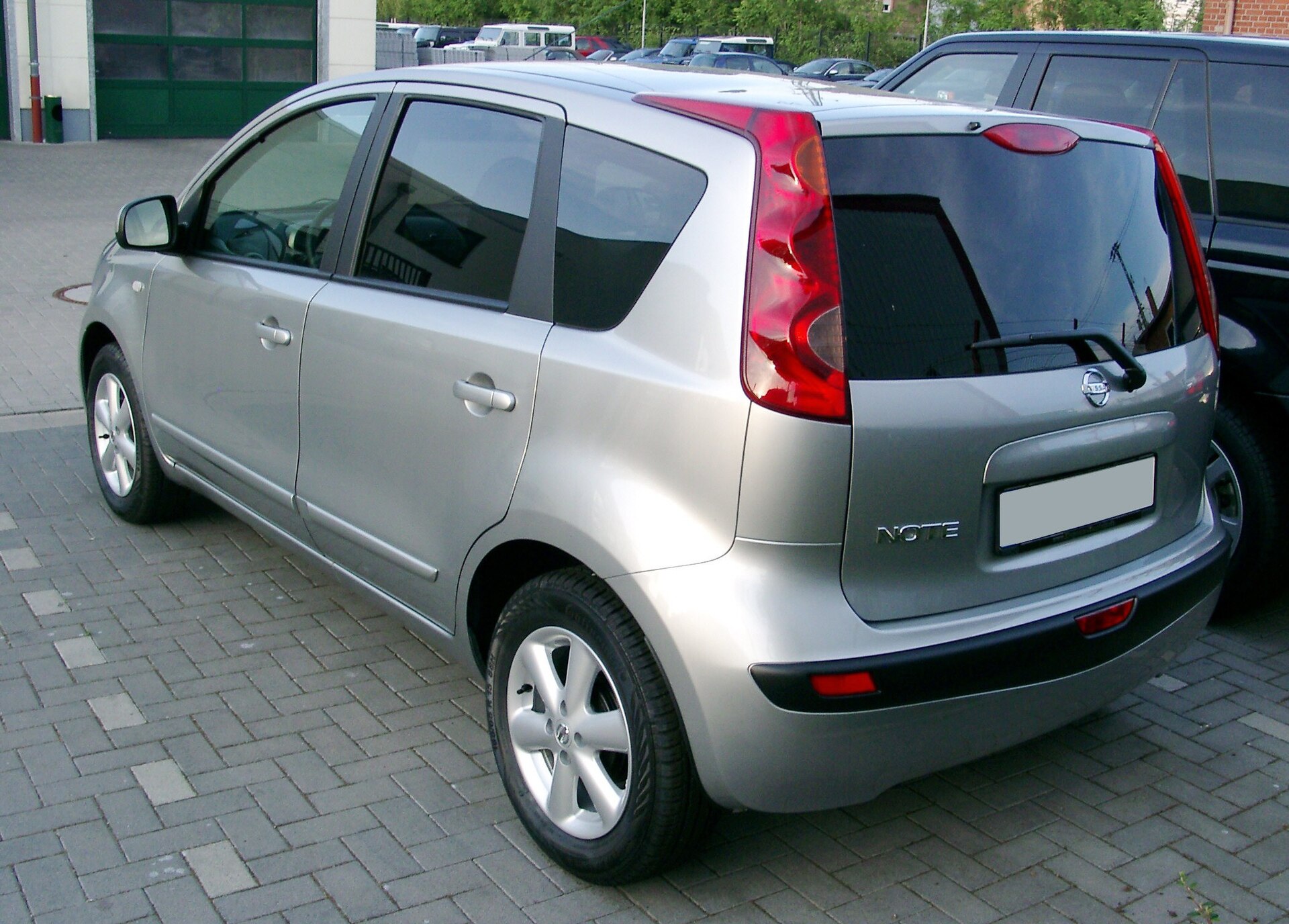 Makyaj öncesi Nissan Note E11 arka tasarım