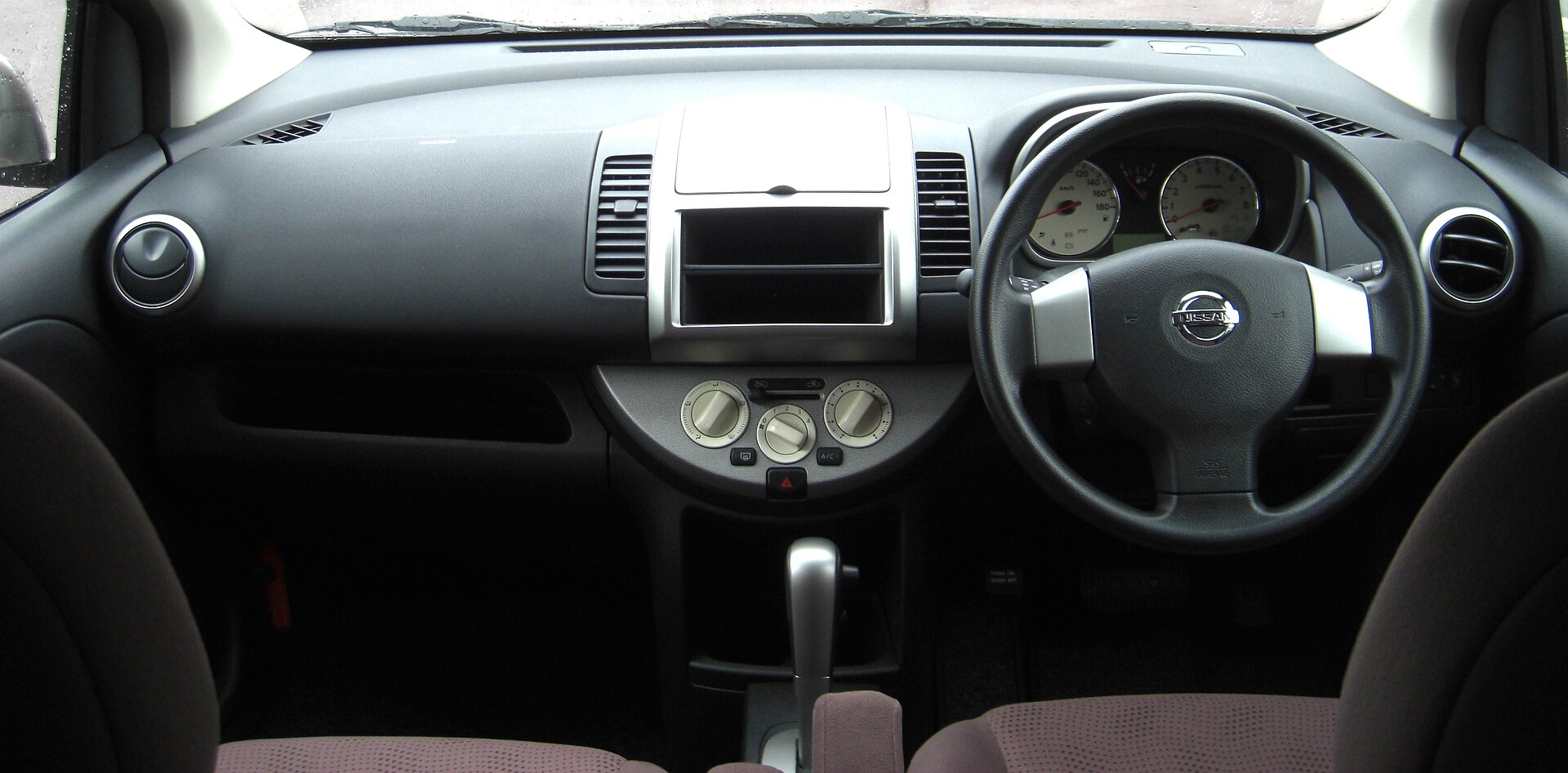 Nissan Note E11 sağdan direksiyonlu kokpit örneği