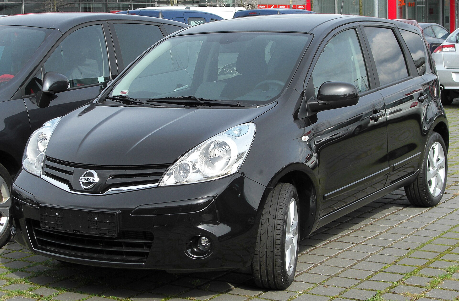 2010 makyajlı Nissan Note E11 ön görünüm