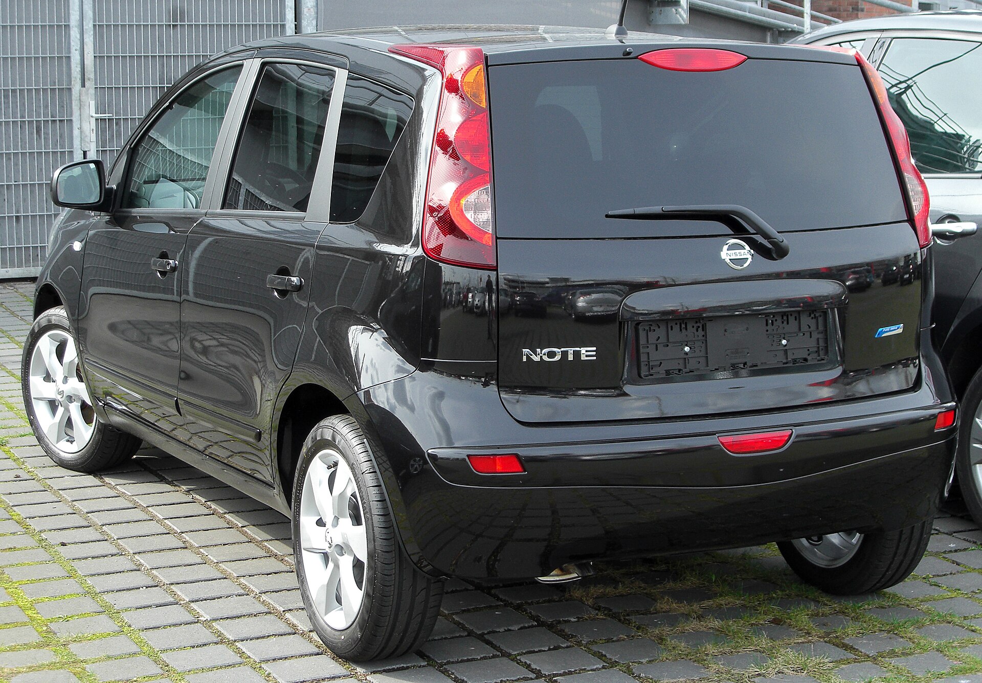 2010 makyajlı Nissan Note E11 arkadan görünüm
