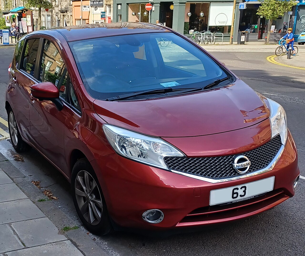 2014 Nissan Note E12 Tekna ön üç çeyrek görünümü