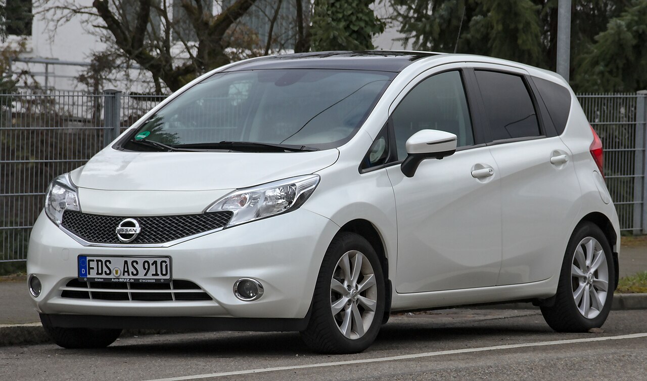 Nissan Note E12 önden ve yandan gövde görünümü