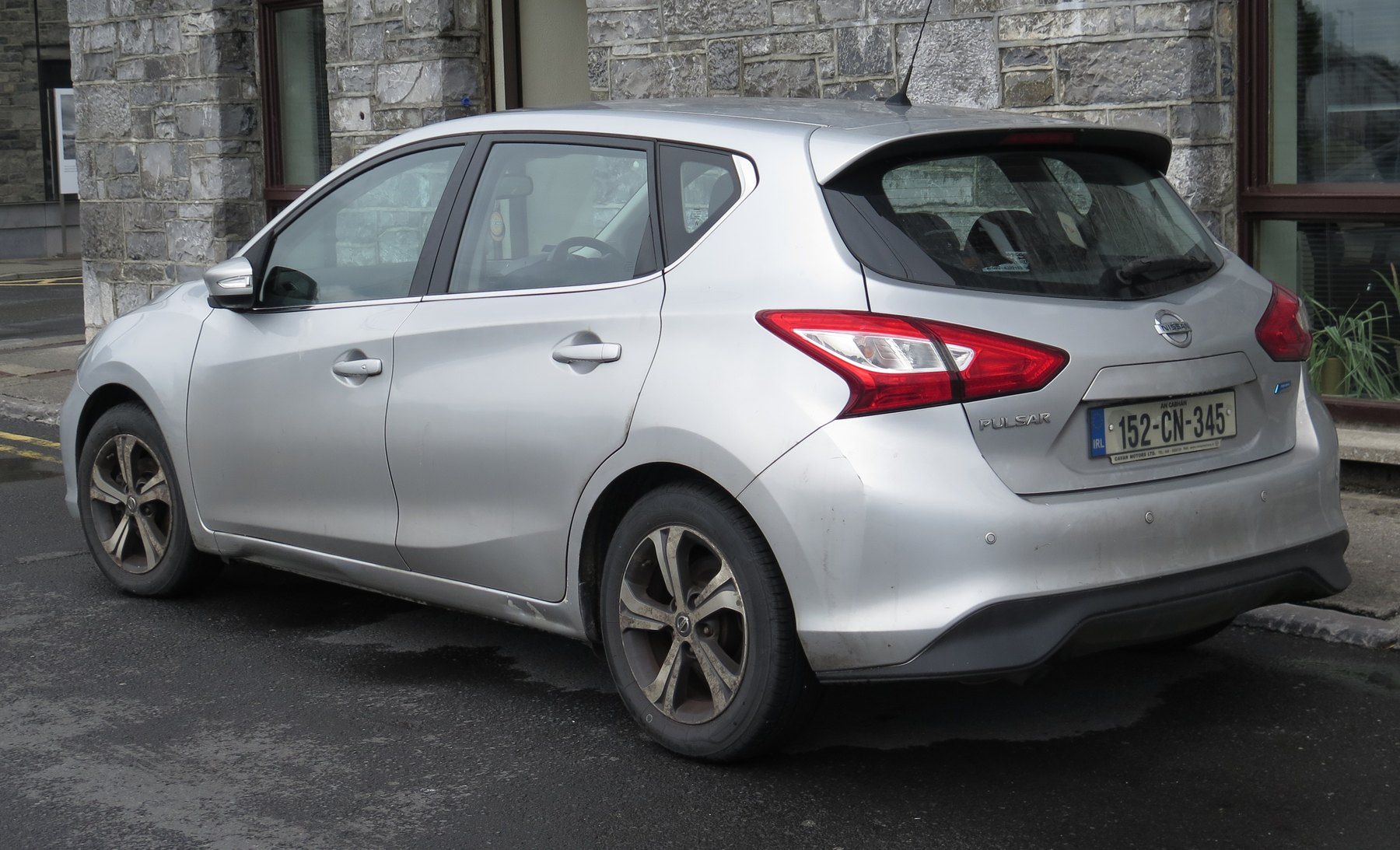 Nissan Pulsar C13 arka üç çeyrek görünüm