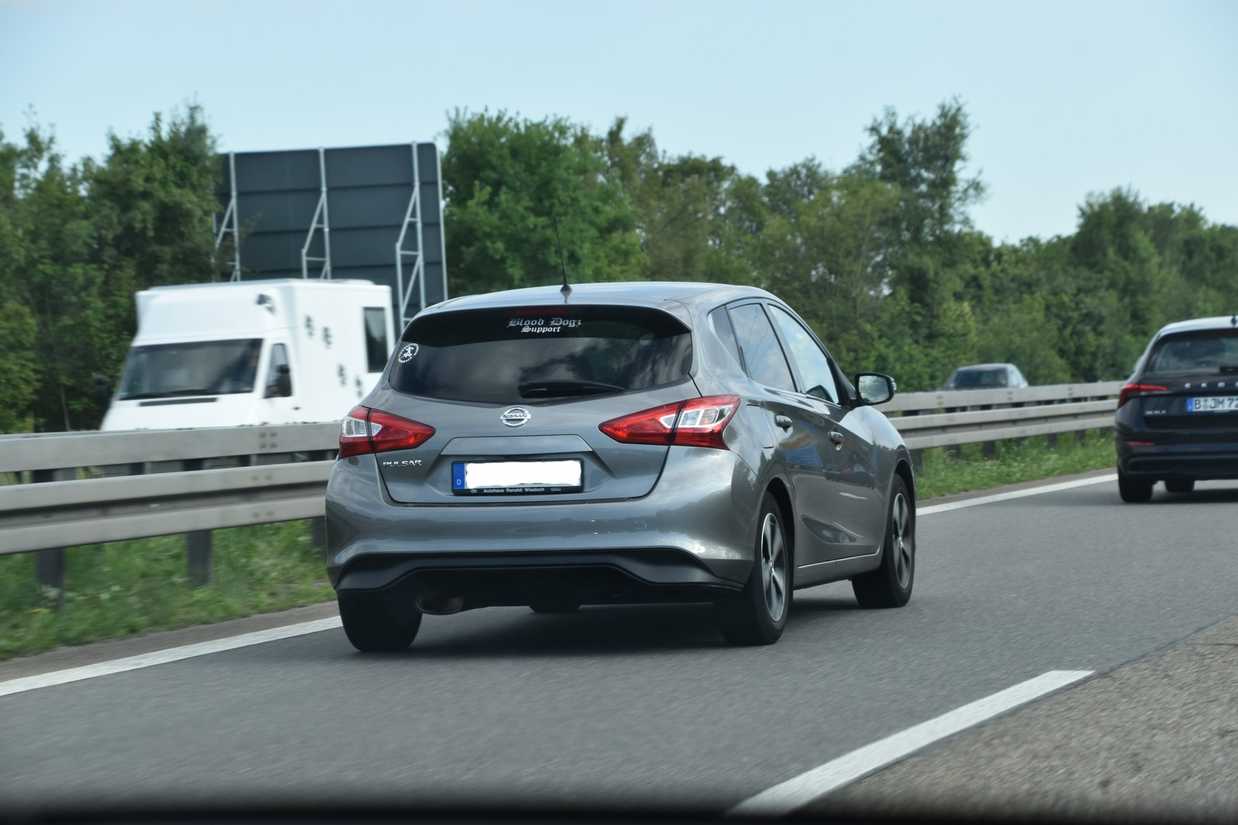 Nissan Pulsar C13 trafikte arka görünüm