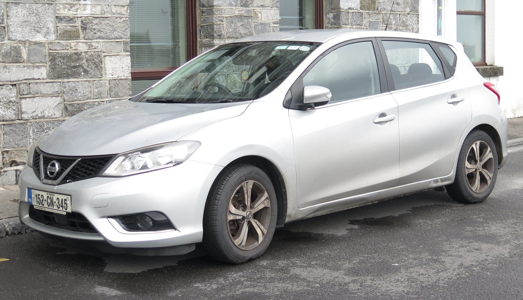Nissan Pulsar C13 yan görünüm