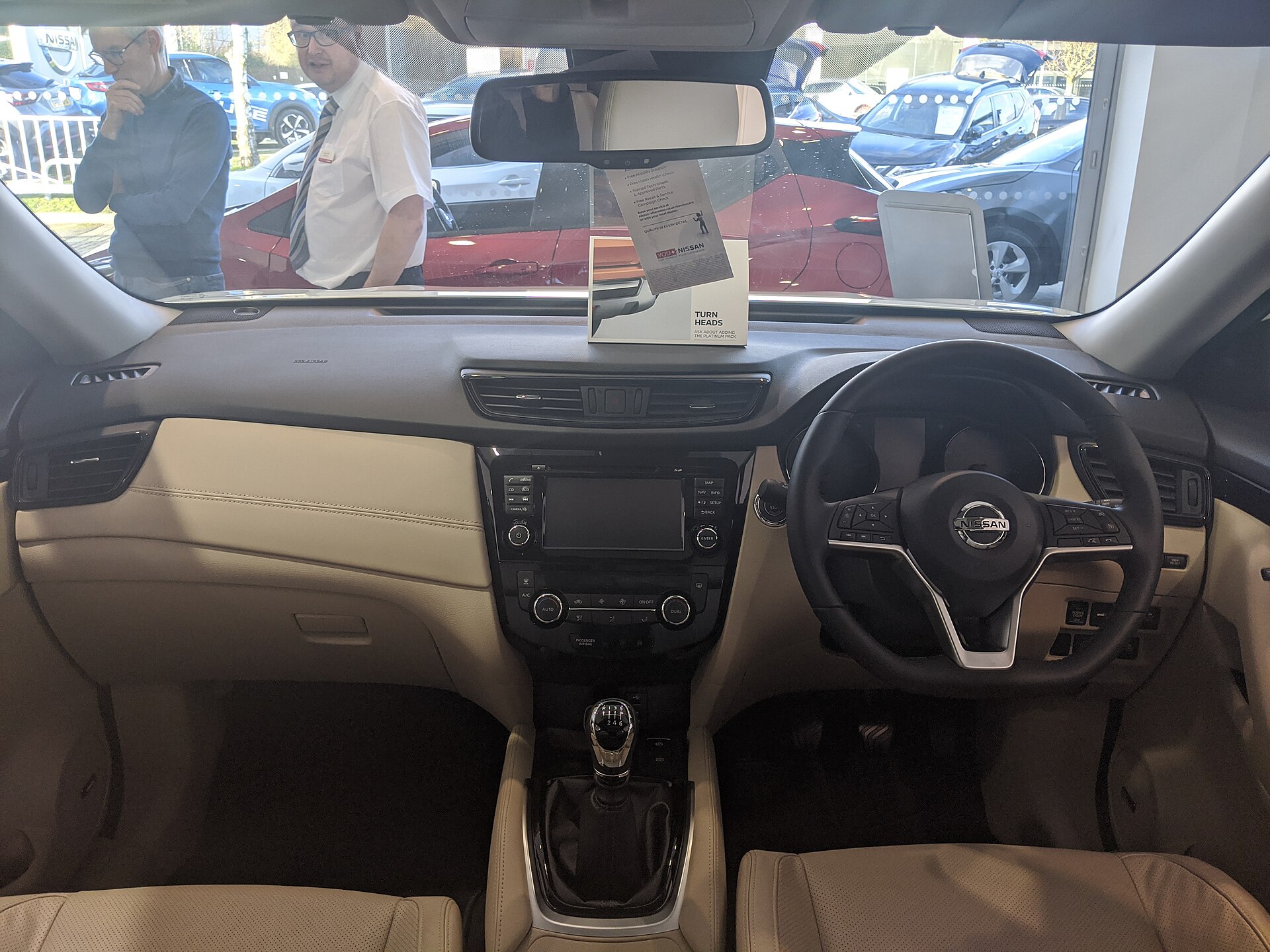 Nissan X-Trail T32 iç mekânı ve sürücü bölümü