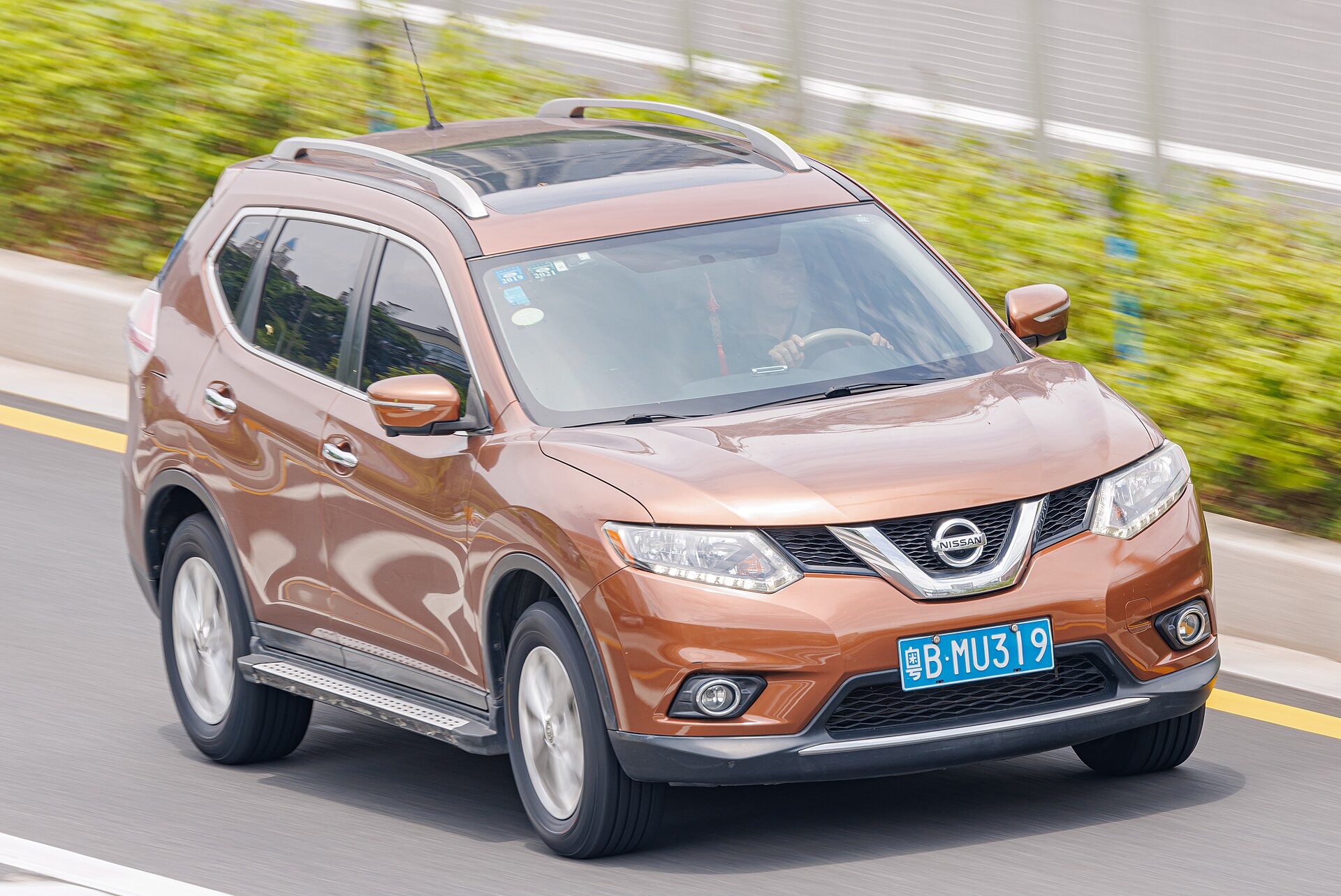 Yolda Nissan X-Trail T32 makyaj öncesi