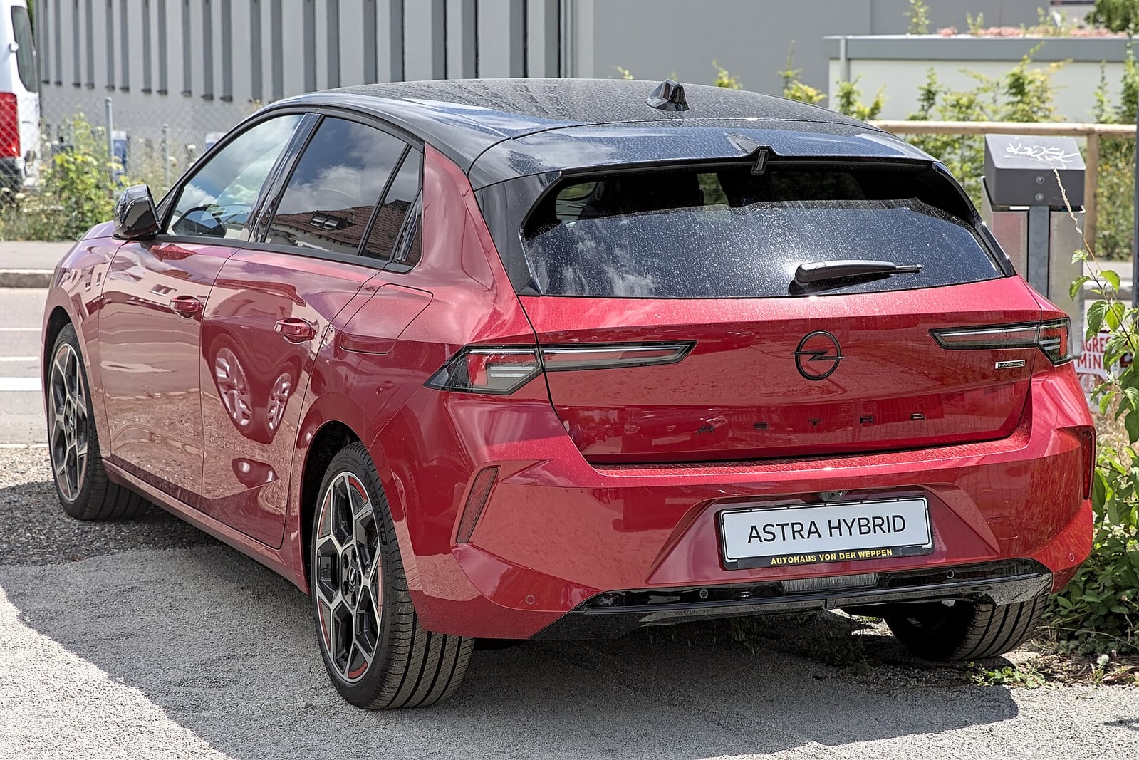 Opel Astra L PHEV arka görünüm