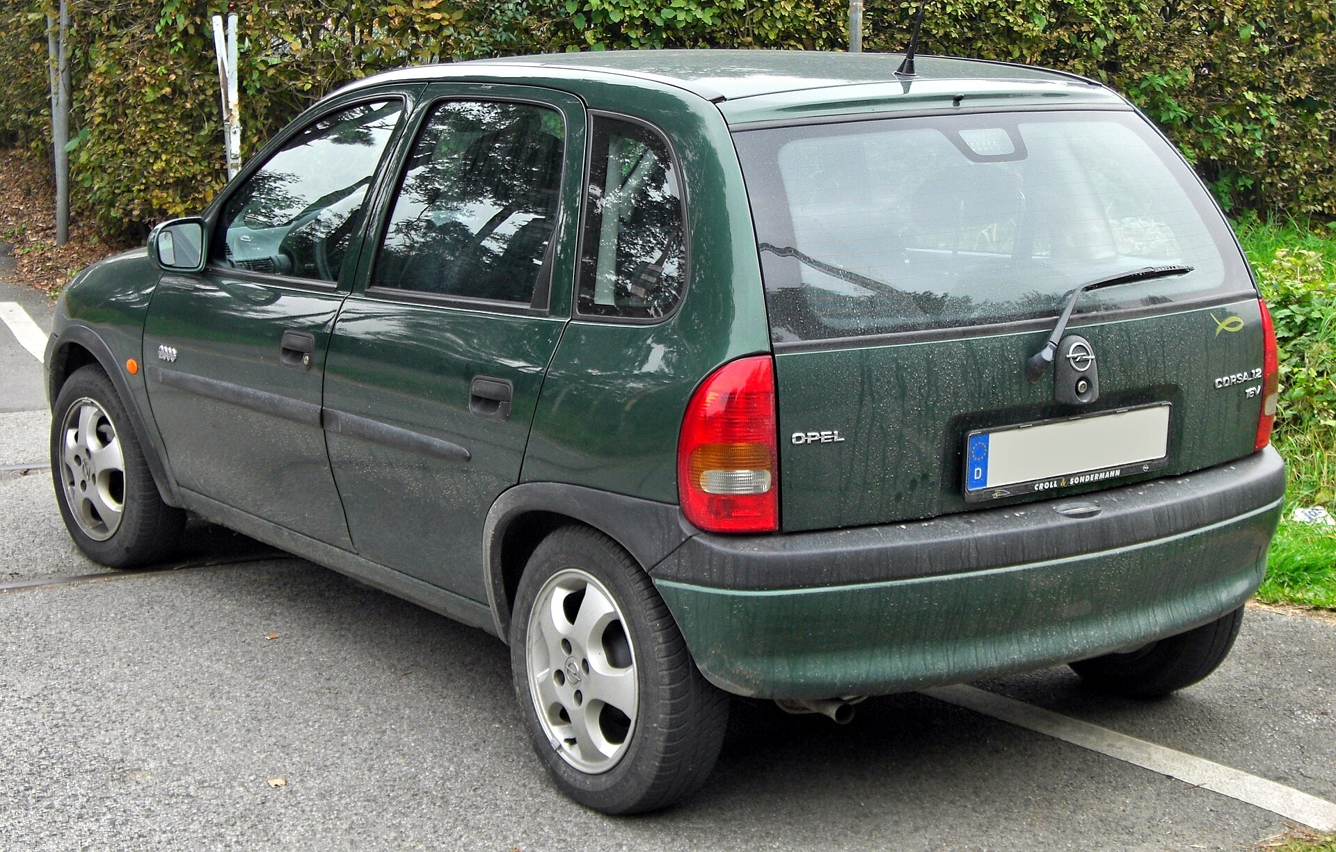 Opel Corsa B beş kapılı arka görünüm
