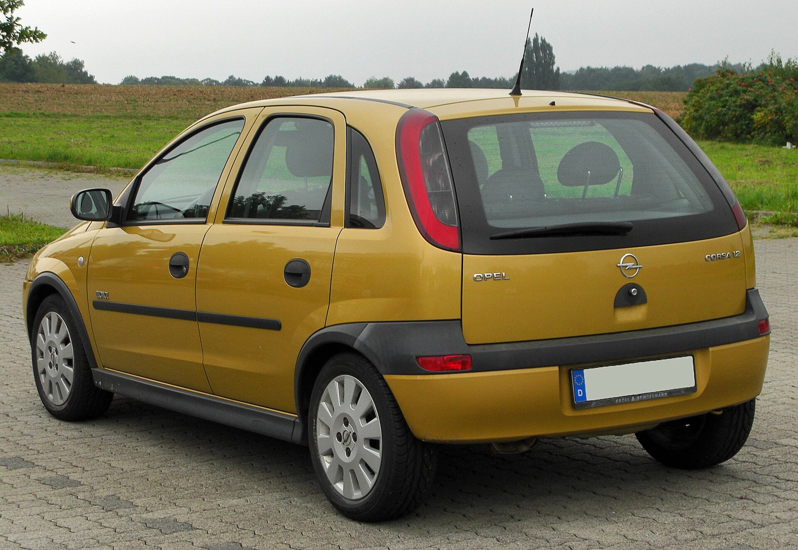 Makyaj öncesi Opel Corsa C beş kapılı arka görünüm