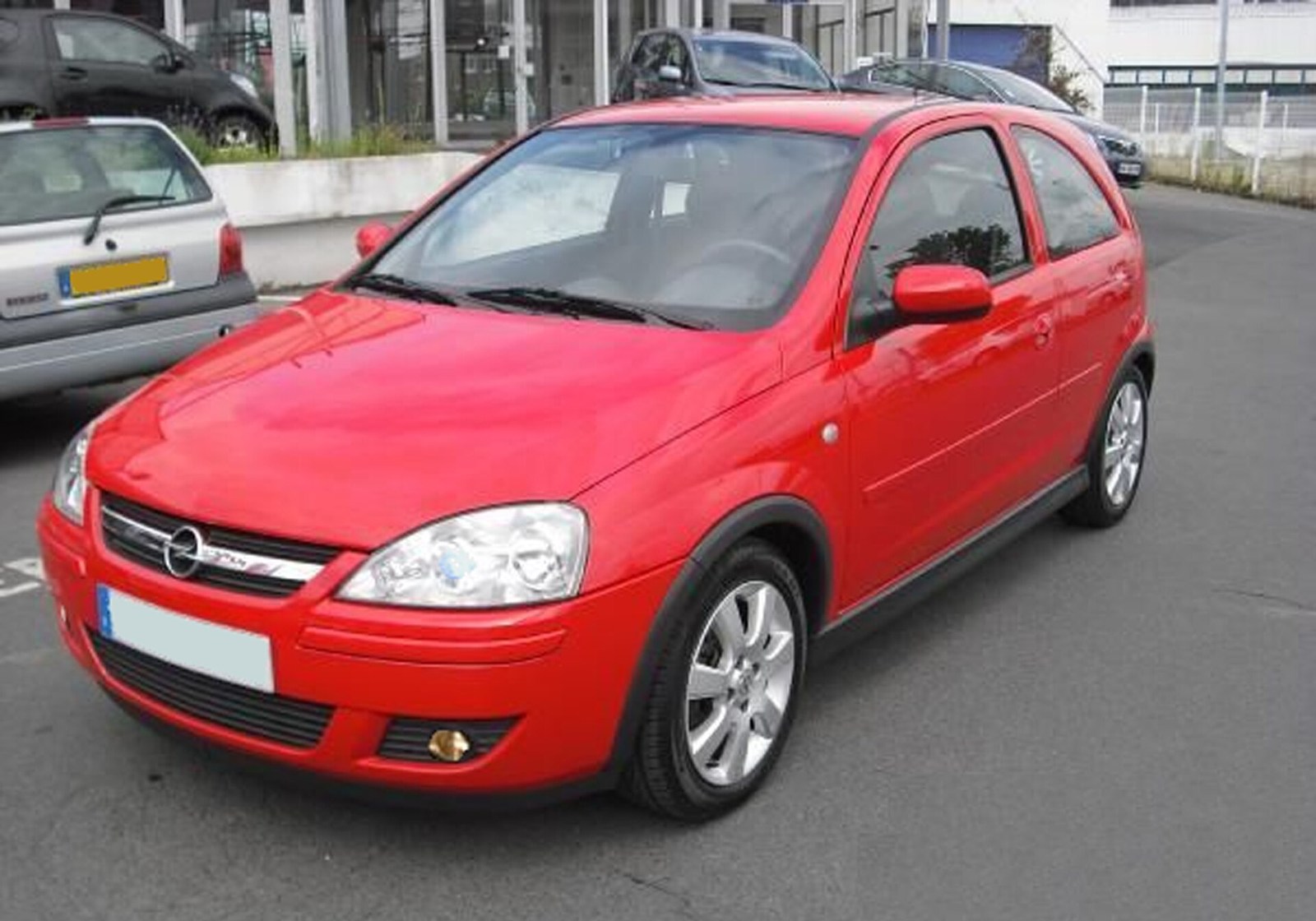 Makyajlı kırmızı Opel Corsa C üç kapılı
