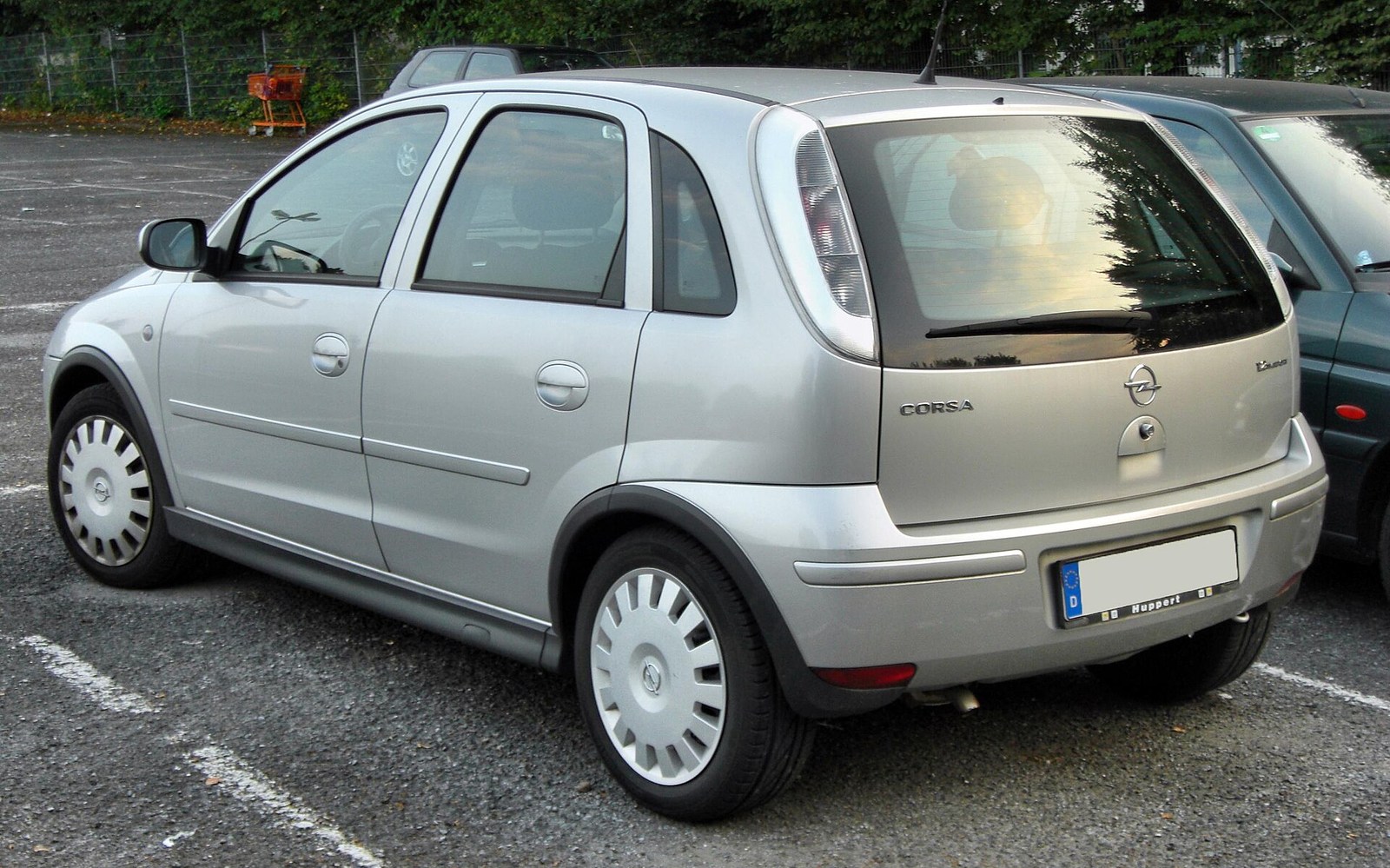 Makyajlı Opel Corsa C beş kapılı arka görünüm