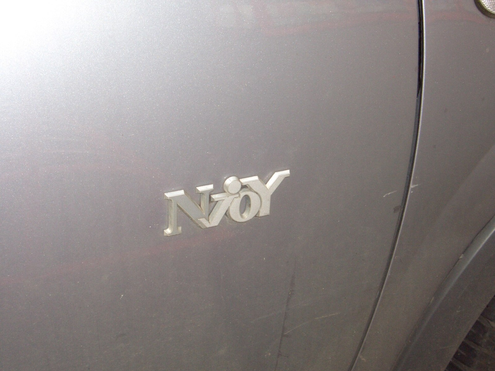 Opel Corsa C Njoy kapı üzerindeki donanım amblemi